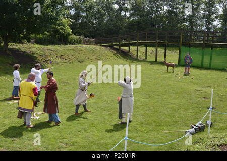 Schlacht bei Flag Fen Archäologie Park, Heimat einer prähistorischen Holz- Causeway. Die angelsächsischen Re-enactment Veranstaltung, Peterborough, Cambridgeshire, England, Großbritannien Stockfoto