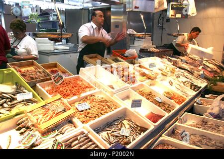 Madrid, Mercado de La Cebada; (Barrio de La Latina); puesto de pescados y mariscos. Stockfoto