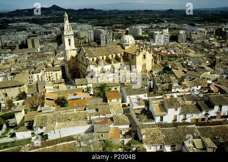 Xàtiva-Játiva, Stadt mit 'Colegiata" (Kirche) Blick von der mittelalterlichen Burg. Stockfoto