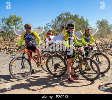 Gibb Herausforderung 2018 Radfahrer im Bib und Jersey und Engel Kostüm auf fatbikes und Mountainbikes der Gibb River Road Kimberley WA Australien gekleidet Stockfoto