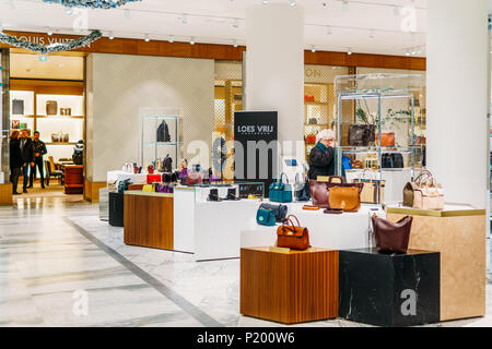 AMSTERDAM, NIEDERLANDE - 14 NOVEMBER 2017: Menschen Shopping für Mode Produkte In luxuriösen Mall Downtown Amsterdam City Stockfoto