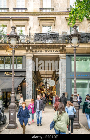 Die Fassade der Passage des Panoramas im 9th. Arrondissement. Es ist eine der berühmten überdachten Passagen von Paris, oder Passagen couverts de Paris. Stockfoto