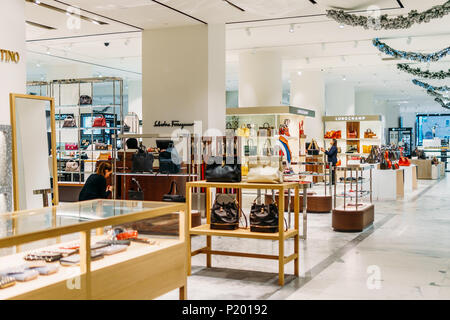 AMSTERDAM, NIEDERLANDE - 14 NOVEMBER 2017: Menschen Shopping für Mode Produkte In luxuriösen Mall Downtown Amsterdam City Stockfoto