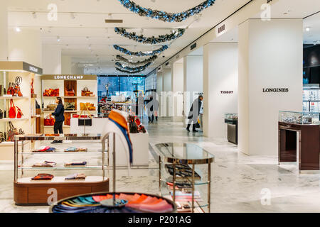 AMSTERDAM, NIEDERLANDE - 14 NOVEMBER 2017: Menschen Shopping für Mode Produkte In luxuriösen Mall Downtown Amsterdam City Stockfoto