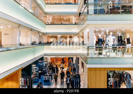 AMSTERDAM, NIEDERLANDE - 14 NOVEMBER 2017: Menschen Shopping für Mode Produkte In luxuriösen Mall Downtown Amsterdam City Stockfoto