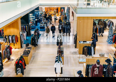 AMSTERDAM, NIEDERLANDE - 14 NOVEMBER 2017: Menschen Shopping für Mode Produkte In luxuriösen Mall Downtown Amsterdam City Stockfoto