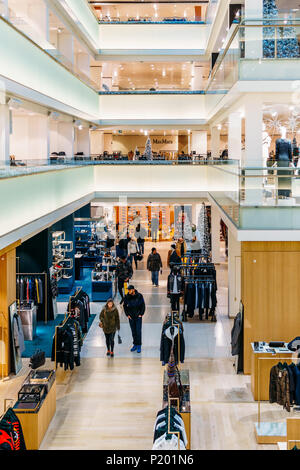 AMSTERDAM, NIEDERLANDE - 14 NOVEMBER 2017: Menschen Shopping für Mode Produkte In luxuriösen Mall Downtown Amsterdam City Stockfoto