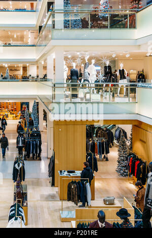 AMSTERDAM, NIEDERLANDE - 14 NOVEMBER 2017: Menschen Shopping für Mode Produkte In luxuriösen Mall Downtown Amsterdam City Stockfoto