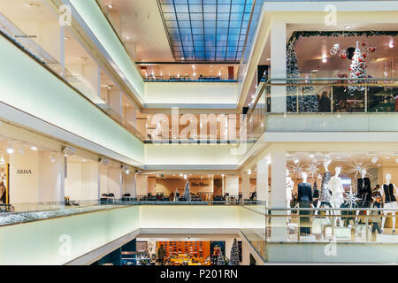 AMSTERDAM, NIEDERLANDE - 14 NOVEMBER 2017: Menschen Shopping für Mode Produkte In luxuriösen Mall Downtown Amsterdam City Stockfoto