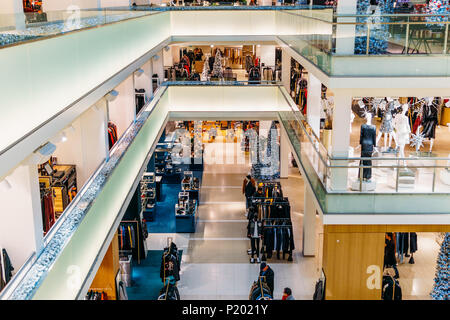 AMSTERDAM, NIEDERLANDE - 14 NOVEMBER 2017: Menschen Shopping für Mode Produkte In luxuriösen Mall Downtown Amsterdam City Stockfoto