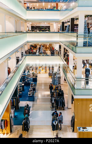 AMSTERDAM, NIEDERLANDE - 14 NOVEMBER 2017: Menschen Shopping für Mode Produkte In luxuriösen Mall Downtown Amsterdam City Stockfoto