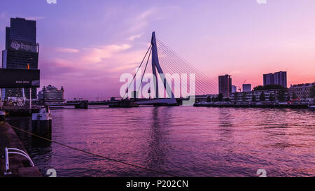 ROTTERDAM, Niederlande - 31. MAI 2018: Erasmus Brücke an der Maas mit der De Rotterdam Türme im Hintergrund nach Sonnenuntergang. Stockfoto