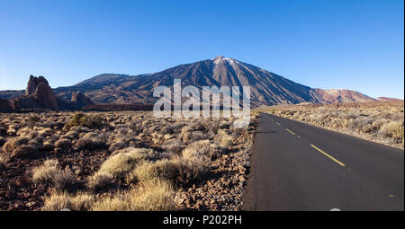 Leere Straße zum Mount Teide auf Teneriffa, Kanarische Inseln, Spanien reisen Hintergrund. Welt entdecken Stockfoto