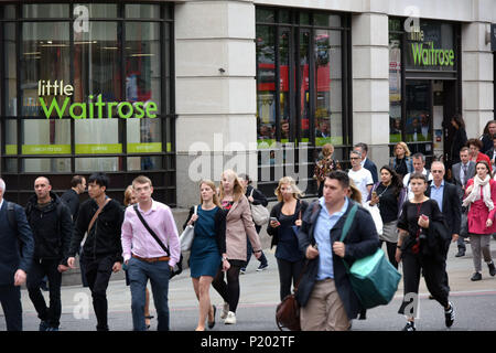 Ein Zweig der kleine Supermarkt Waitrose auf King William Street in der City von London. Stockfoto