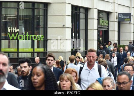 Ein Zweig der kleine Supermarkt Waitrose auf King William Street in der City von London. Stockfoto