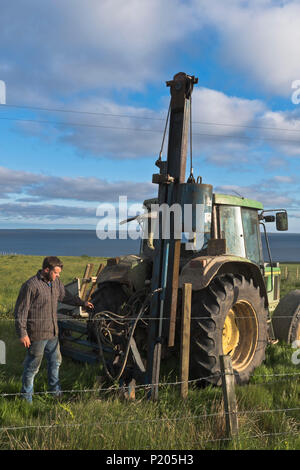 dh Beiträge Zaun Rammmaschine LANDWIRTSCHAFT LANDARBEITER UK LANDARBEITER Hydraulische RAM-Maschinen Traktor Feld Betrieb Post Rammer Barbwire Fechten Landwirt Stockfoto