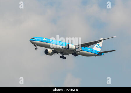 Bangkok, Thailand - 21.April 2018. Eine Boeing 777-300ER Flugzeug der KLM Royal Dutch Landung in Bangkok Suvarnabhumi Airport (BKK). Stockfoto