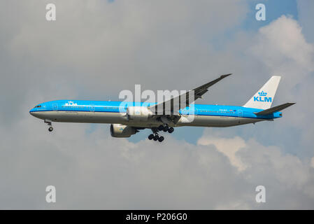 Bangkok, Thailand - 21.April 2018. Eine Boeing 777-300ER Flugzeug der KLM Royal Dutch Landung in Bangkok Suvarnabhumi Airport (BKK). Stockfoto