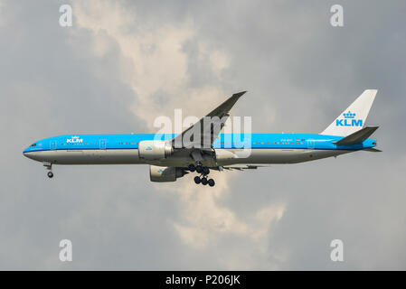 Bangkok, Thailand - 21.April 2018. Eine Boeing 777-300ER Flugzeug der KLM Royal Dutch Landung in Bangkok Suvarnabhumi Airport (BKK). Stockfoto