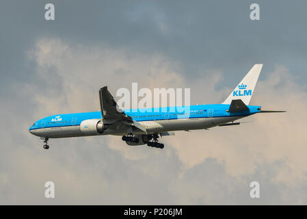 Bangkok, Thailand - 21.April 2018. Eine Boeing 777-300ER Flugzeug der KLM Royal Dutch Landung in Bangkok Suvarnabhumi Airport (BKK). Stockfoto