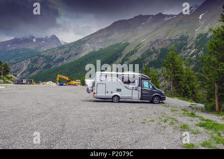 Camper Wagen, Wohnwagen, in verlassenen Parkplatz, Saastal, Saas Grund, Saas Fee, Schweiz, Alpen, Alpine, Sommerferien Stockfoto