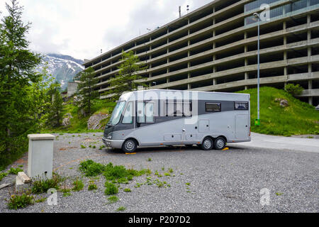 Camper Wagen, Wohnwagen, in verlassenen Parkplatz, Saastal, Saas Grund, Saas Fee, Schweiz, Alpen, Alpine, Sommerferien Stockfoto