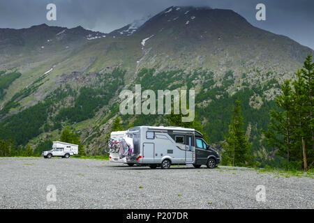 Camper Wagen, Wohnwagen, in verlassenen Parkplatz, Saastal, Saas Grund, Saas Fee, Schweiz, Alpen, Alpine, Sommerferien Stockfoto