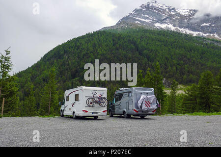 Camper Wagen, Wohnwagen, in verlassenen Parkplatz, Saastal, Saas Grund, Saas Fee, Schweiz, Alpen, Alpine, Sommerferien Stockfoto