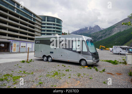 Camper Wagen, Wohnwagen, in verlassenen Parkplatz, Saastal, Saas Grund, Saas Fee, Schweiz, Alpen, Alpine, Sommerferien Stockfoto