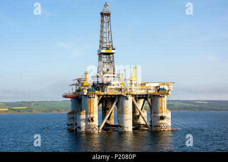 Bohrinsel im Cromarty Firth bei Sonnenuntergang, Invergordon, Highland, Schottland, Vereinigtes Königreich Stockfoto