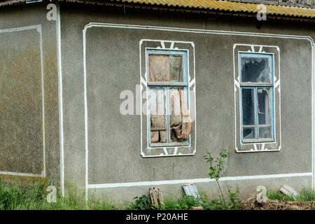 Alte adobe Haus details. Zerbrochene Fenster des alten Hauses. Stockfoto