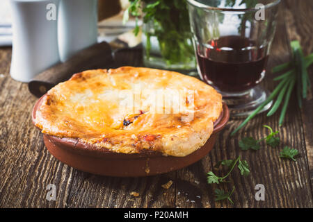 Saftiges Fleischpastete in einem keramischen Ofen-Topf, Eintopf Rindfleisch-Torte mit Blätterteig Stockfoto