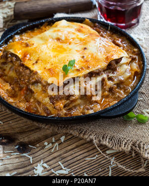 Italienisches Gericht. Traditionelle italienische Lasagne gekocht in einer Pfanne erhitzen Stockfoto