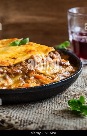 Italienisches Gericht. Traditionelle italienische Lasagne gekocht in einer Pfanne erhitzen Stockfoto