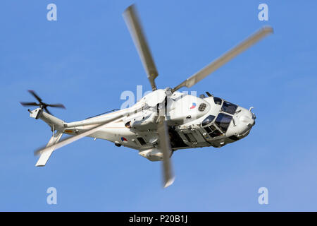 ROTTERDAM, Niederlande - SEP 3, 2016: Royal Holland Marine-NH90-Hubschrauber fliegen während der Welt-Hafen-Tage in Rotterdam. Stockfoto