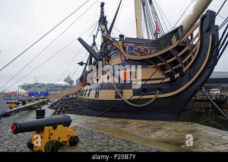 Großbritanniens ältester beauftragt Kriegsschiff HMS Victory, und Ihre neuesten und größten - überhaupt, HMS Queen Elizabeth, an einem regnerischen Tag in Portsmouth Harbou Stockfoto