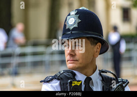 Ein Metropolitan Police Officer im Dienst in London, Großbritannien, 2018 Stockfoto