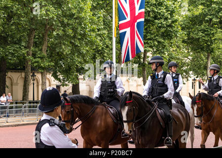 Berittene Polizeibeamte der Metropolitan Police berittene Zweigstelle bei der Trooping of the Colour Ceremony 2108, The Mall, London, Großbritannien Stockfoto