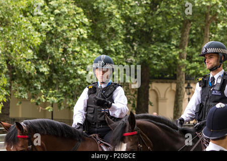 Zwei berittene Polizeibeamte der Metropolitan Police Mounted Branch bei der Trooping of the Color Ceremony 2108, The Mall, London, Großbritannien Stockfoto