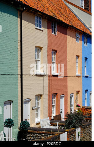 Bunt bemalten Reihenhäuser in Cromer, North Norfolk, England Stockfoto