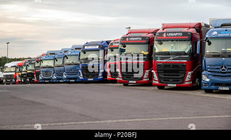 Autobahn A2, Deutschland - 28. APRIL 2018: die Reihe der Lkw auf einem Parkplatz an der Autobahn A2 Autobahn in Deutschland. Stockfoto