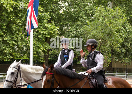 Zwei berittene Polizeibeamte der Metropolitan Police Mounted Branch bei der Trooping of the Color Ceremony 2108, The Mall, London, Großbritannien Stockfoto