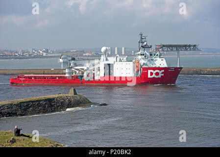 SKANDI GEOSUND OFFSHORE SUPPLY Schiff aus dem Hafen Aberdeen auf dem Weg in die Nordsee Bohrinsel Plattform Ziel. Stockfoto