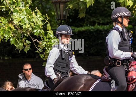 Zwei weibliche berittene Polizisten der Metropolitan Police Mounted Branch bei der Trooping of the Color Ceremony 2108, The Mall, London, Großbritannien Stockfoto