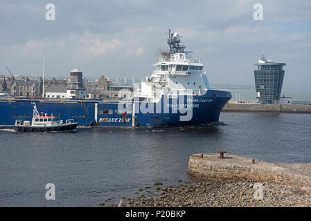 Die Skandi Geosund öl Unterstützung Schiff fährt von Aberdeen in die Nordsee Plattform Ziel. Stockfoto