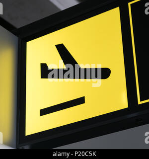 Panama City, Panama - März 2018: Flughafen informationen Schild mit Ankunft/Landung Flugzeug Piktogrammsymbols im Panama City Stockfoto