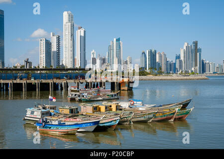 Panama City, Panama - März 2018: Fischerboote an gewerbliche Fischmarkt Hafen mit Skyline im Hintergrund Stockfoto