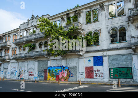 Panama City, Panama - März 2018: Altbau Fassade mit Graffiti in der alten Stadt ruinieren, Casco Viejo, Panama City Stockfoto