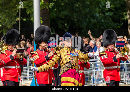 Die massierten Bands der Guards Division marschieren entlang der Mall bei der Queen's Birthday Parade, auch bekannt als Trooping the Color, London, Großbritannien Stockfoto