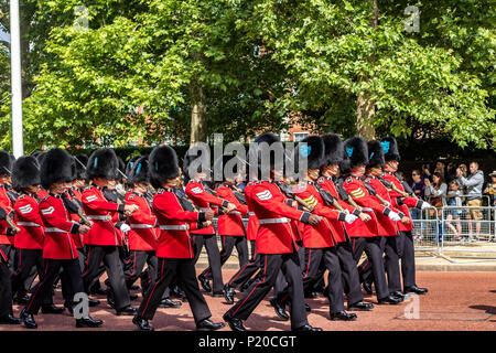 Soldaten der irischen Garde marschieren in Formation entlang der Mall bei der Trooping of the Color oder Queen's Birthday Parade, London, UK 2018 Stockfoto